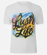 Remera de algodón con cuello redondo y mangas cortas. Presenta un estampado frontal con lettering 'Lush Life' y un delfín en estilo aerógrafo con colores vibrantes.