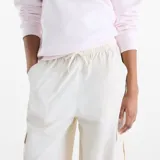 Pantalón cargo New Balance de corte amplio y tiro medio, confeccionado en tela técnica ligera de color blanco. Presenta cintura elástica con cordón ajustable, bolsillos laterales tipo cargo y diseño de pierna recta.