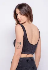 Top negro sin costuras con escote redondo y destellos metálicos.