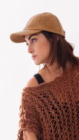 Gorra estilo baseball confeccionada en cuero color camel, con diseño de paneles y visera curva. Cuenta con sistema de ajuste posterior.