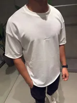 Remera de algodón pesado color blanco, con cuello redondo y manga corta. Presenta un pequeño logo bordado en el pecho.