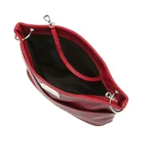 Bandolera negra de cuero sintético con dos bolsillos frontales, cierre metálico y dos correas intercambiables: una de cuero sintético y otra de tela con rayas rosas y negras.