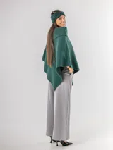 Poncho de tejido texturizado en color marrón chocolate, con cuello amplio y diseño asimétrico.