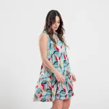 Vestido corto blanco con estampado floral rojo, de corte suelto y sin mangas.