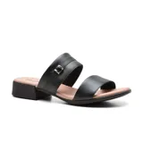 Sandalia casual de cuero marrón, con dos tiras anchas sobre el empeine y hebilla dorada ajustable. Taco bajo y plantilla acolchada para mayor comodidad.