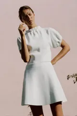 Minifalda de punto blanca, con cintura elástica y diseño en evasé.
