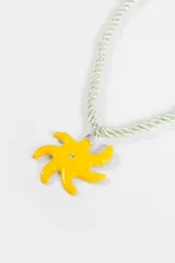Collar de cordón trenzado en color verde menta con dije central en forma de sol amarillo con un pequeño detalle brillante en el centro. Cuenta con cierre de mosquetón y cadena de alargue metálica.