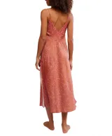 Vestido largo tipo slipdress, estampado en tonos azules y oscuros, con escote pronunciado en V adornado con encaje y abertura lateral en la falda.