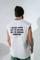 Musculosa de algodón elastizado color blanco, con corte sin mangas y estampa frontal con diseño de querubines y texto.