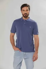 Remera polo azul de piqué, con cuello de rib y botones personalizados.