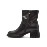 Bota de caña media confeccionada en cuero vacuno color marrón oscuro, con taco cuadrado robusto y suela track dentada.