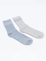 Pack de dos pares de medias de caña media, una rosa y otra gris, con diseño acanalado.