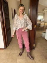 Jean Liberty de tiro alto y calce mom fit color rosa, con costuras en contraste y cinto incorporado.