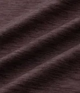 Remera deportiva térmica de manga larga color negro, con cuello alto y cremallera frontal. Presenta sisas raglán y recortes, sin estampado.