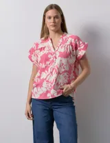 Blusa estampada marca Alex & Parker, con cuello a la base y escote en V.