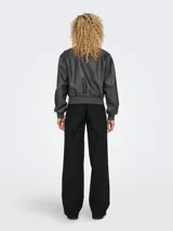 Chaqueta bomber corta de cuero sintético efecto gastado en color negro, con cuello redondo, cierre frontal de cremallera, bolsillos ribeteados y puños y cintura acanalados.