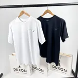 Remera oversize negra de algodón con cuello redondo y doble estampa en gris con texto y gráficos.