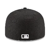 Gorro New Era modelo 5950, color negro con logo de los New York Yankees bordado en blanco en el frente.
