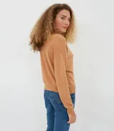 Sweater color marrón de punto con cuello redondo y mangas largas.