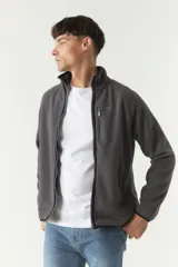 Campera polar gris de poliéster con cuello elevado, cierre frontal, bolsillos laterales con cierre y logo estampado en el pecho.