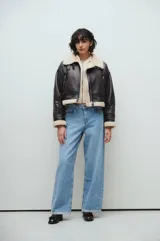 Pantalón de jean celeste, corte wide leg, tiro medio, con calce extra relaxed y piernas anchas.