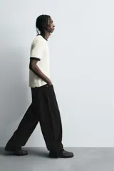 Jeans de denim de algodón color negro, con corte balloon fit relajado desde la cadera y ligeramente estrechado en el bajo. Tiro medio, cinco bolsillos y cierre frontal con cremallera y botón.