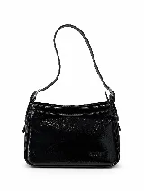 Cartera de cuero vacuno en color marrón, de diseño compacto, líneas simples y formato estructurado. Cuenta con correa corta ajustable para llevar al hombro y cierre superior.