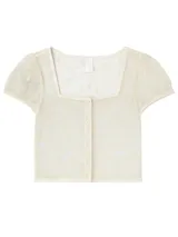 Blusa color crema de encaje con cuello cuadrado, mangas cortas abullonadas y cierre frontal con botones.