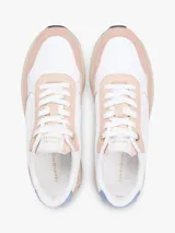 Zapatillas estilo runner Tommy Hilfiger confeccionadas en materiales mixtos de cuero y textil. Presentan una combinación de colores blanco, detalles en rosado y celeste en la parte trasera, con suela tonal y cordones frontales.