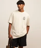 Bermuda masculina de poliéster, color negro, con lazo en la cintura, bolsillos y detalle de etiqueta gomosa.
