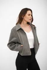 Campera tipo bomber gris de textura suave, con cuello camisero, cierre frontal completo y bolsillos laterales.