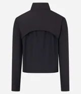 Campera deportiva negra con cuello alto, cierre frontal con cremallera y bolsillos laterales. Presenta un recorte en la espalda.