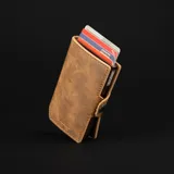 Billetera de cuero color marrón con sistema de apertura automática para tarjetas y compartimentos interiores para billetes.