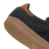 Championes adidas Samba OG de diseño clásico, con cuerpo en color negro, detalles en cuero marrón en el talón y lengüeta, y suela de goma color caramelo.