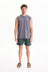 Musculosa gris de algodón con estampa frontal pequeña y texto alusivo a Dallas, Texas.