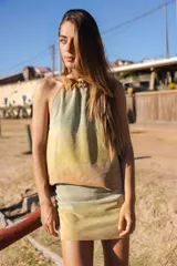 Top tipo halter confeccionado en cuero de cordero ultra suave, con diseño de cuello fruncido y efecto de color degradado en tonos tierra y verde.