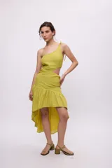 Vestido azul con bretel fino, escote asimétrico de un hombro, corte a la cintura con recorte en el lateral y falda midi con volados irregulares.