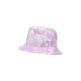 Gorro tipo bucket Nike con estampado tie dye en tonos lila y blanco, y logo de la marca bordado en blanco en el frente.