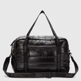 Bolso deportivo Bubba Essentials modelo Originals Classic, color negro, con diseño acolchado tipo puffer. Cuenta con compartimento exterior para calzado, correas de mano con logo estampado y correa ajustable extraíble.