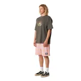 Remera de algodón color gris oscuro con cuello redondo, manga corta y corte holgado. Presenta un estampado gráfico central en tonos amarillos y rosados con la inscripción 'Critical Slide'.