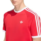 Camiseta Adidas roja con cuello redondo blanco, tres rayas blancas en las mangas y el logo del trébol blanco en el pecho.