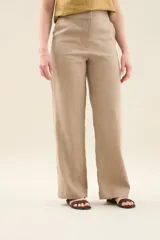 Pantalón de lino de tiro medio, con corte recto y clásico.