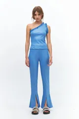 Calza azul con textura acanalada, pretina elastizada y aberturas en el ruedo.