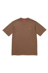 Remera de manga corta Supreme en color marrón, con cuello redondo y logo bordado en tipografía clásica en el pecho.
