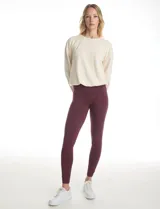 Legging de tiro alto confeccionada en algodón elástico con cintura ancha modeladora. Presenta un calce ajustado y tejido opaco de tacto natural.