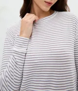 Conjunto de pijama de dos piezas compuesto por una blusa de manga larga con cuello redondo y un pantalón largo con cintura elástica. Ambas prendas presentan un diseño de rayas horizontales finas.