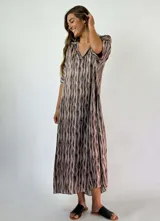 Vestido largo de viscosa con estampado de rayas verticales en tonos marrones y beige, con cuello en V y mangas cortas.