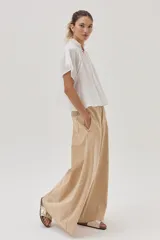 Blusa blanca de algodón con detalle metalizado, cuello con punto smock y mangas raglán.