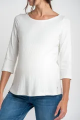 Remera blanca de punto con cuello redondo y mangas 3/4.
