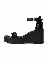 Sandalias negras de plataforma con taco cuña, tira delantera fina y tira al tobillo con hebilla ajustable.